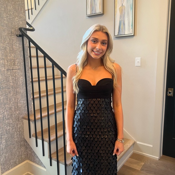 Elegant Black Strapless Gown - Picture 2 of 5